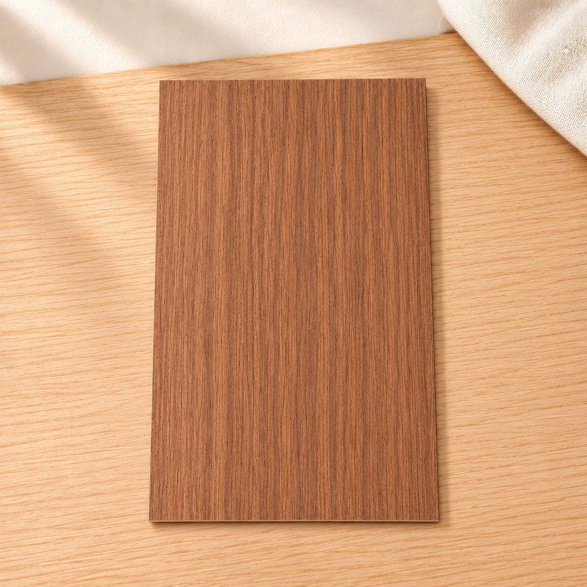 Walnut individual wood sheet with fine lengthwise grain